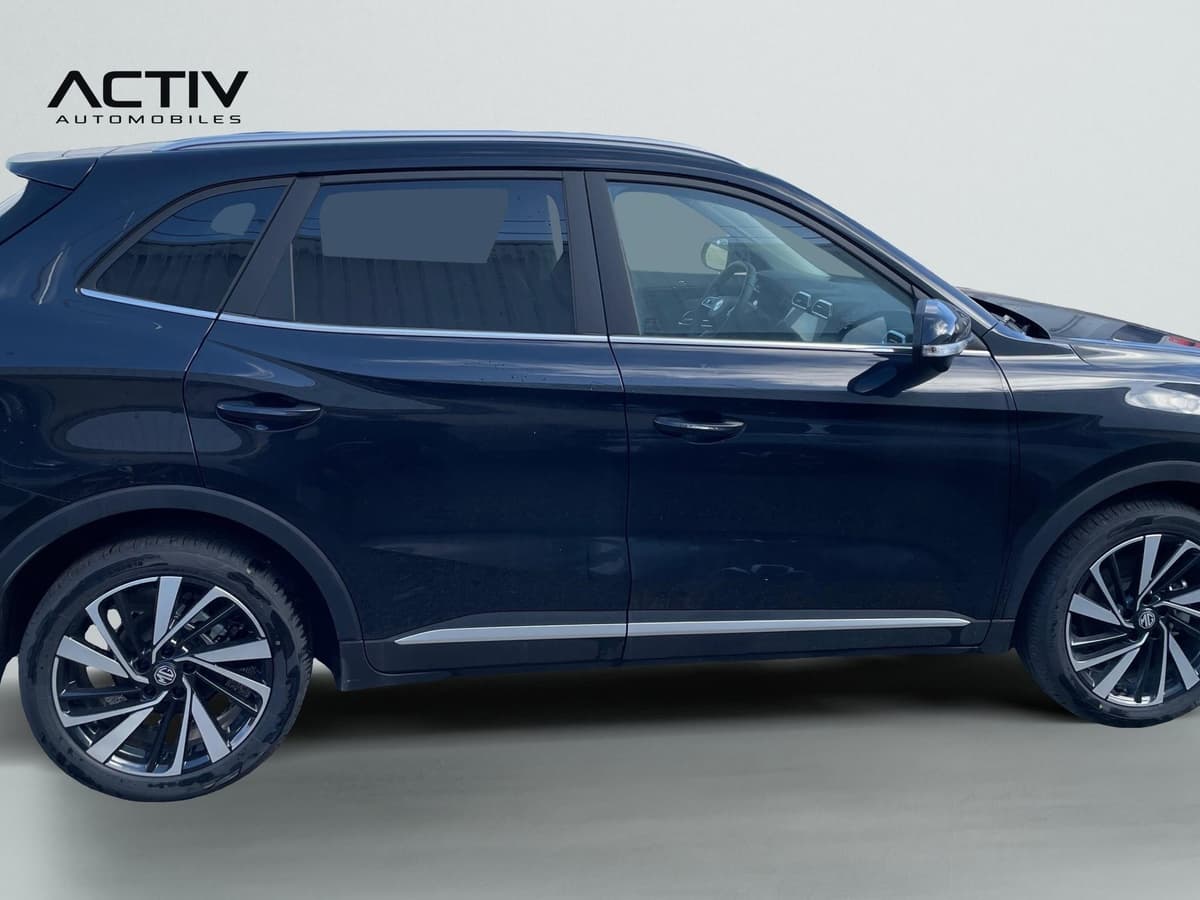 Mg ZS : profil droit noir avec jantes alliage bicolores et vitres arrière surteintées