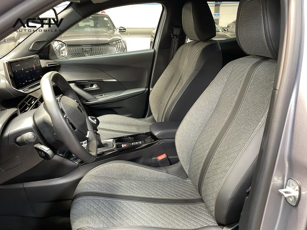 Peugeot 2008 : sièges avant en tissu gris avec volant, écran tactile et panneau de porte