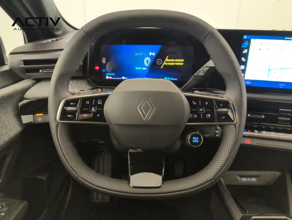 Renault Clio 6 : volant à méplat avec commandes au pouce et écran d'instrumentation
