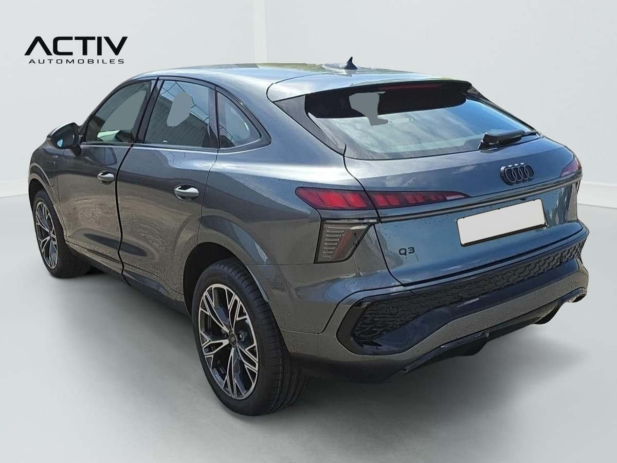 Audi Q3 Sportback Hybride : vue arrière trois quarts gauche avec jantes bicolores et feux arrière