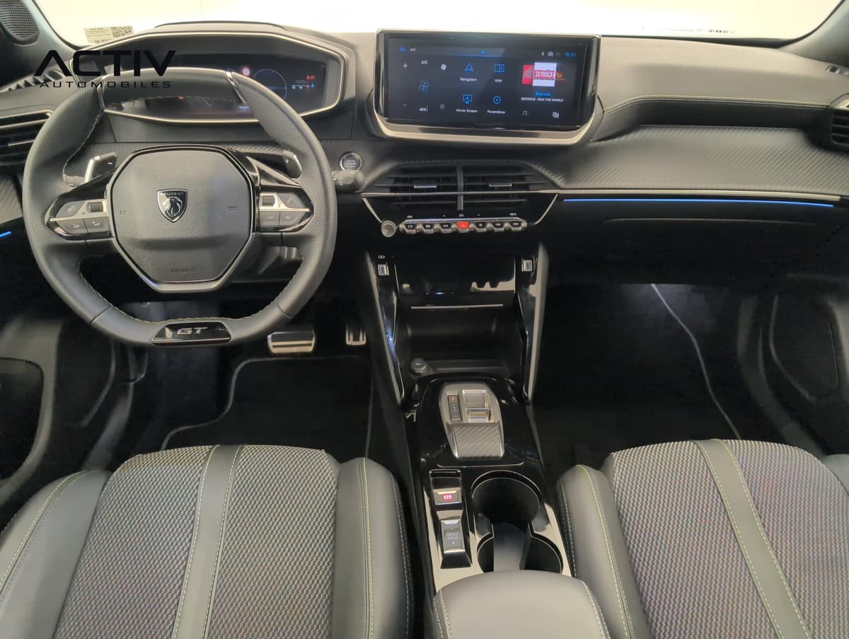 Peugeot 2008 : planche de bord avec petit volant, écran tactile et console centrale