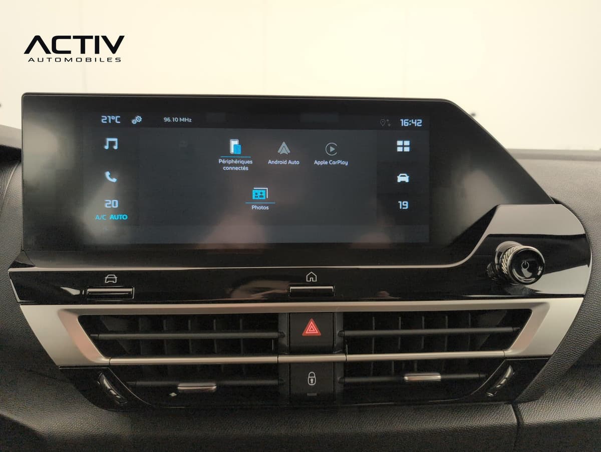 Citroën C4 : écran tactile central avec menus Android Auto et Apple CarPlay