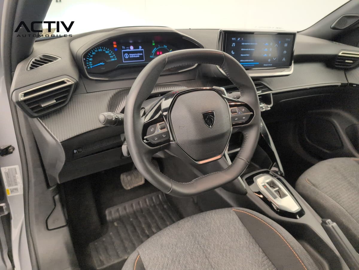 Peugeot 2008 : poste de conduite avec volant compact, combiné, écran tactile et levier automatique