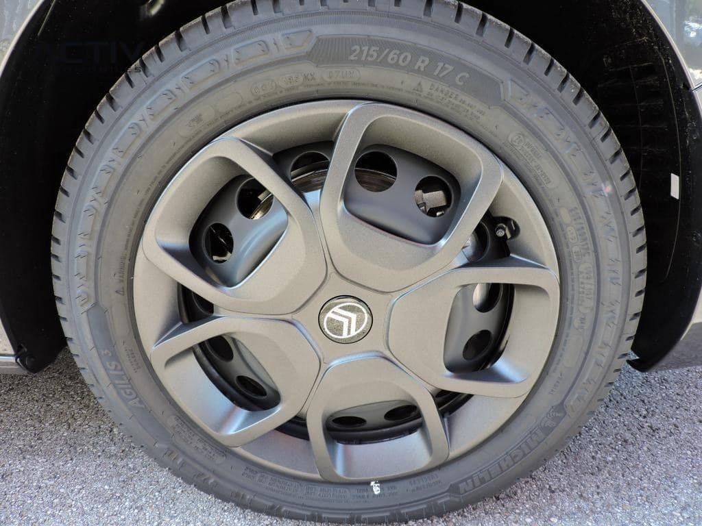 Citroën Jumpy Fourgon : roue en tôle grise avec enjoliveur gris foncé et cabochon noir