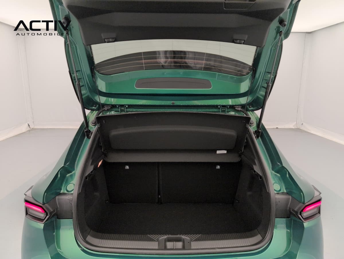 Renault Clio 6 : coffre ouvert avec tablette arrière relevée et plancher noir