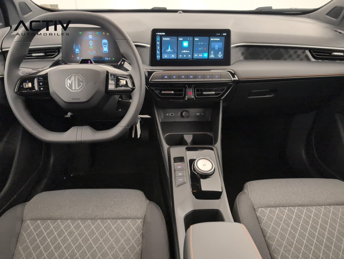 Mg MG3 : planche de bord avec écran tactile, compteur numérique et sélecteur de vitesses rotatif