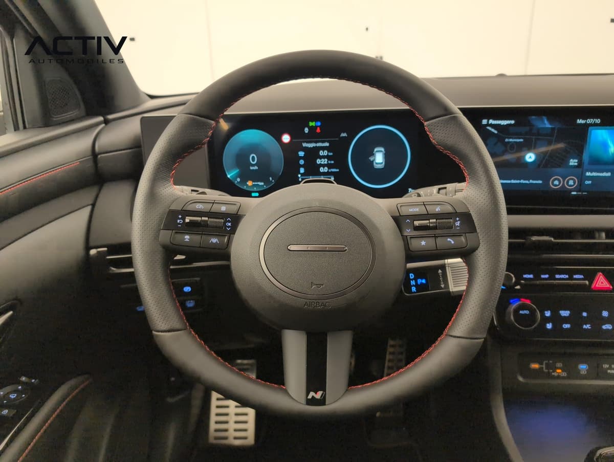 Hyundai Tucson : volant sport en cuir noir à surpiqûres rouges devant les compteurs numériques
