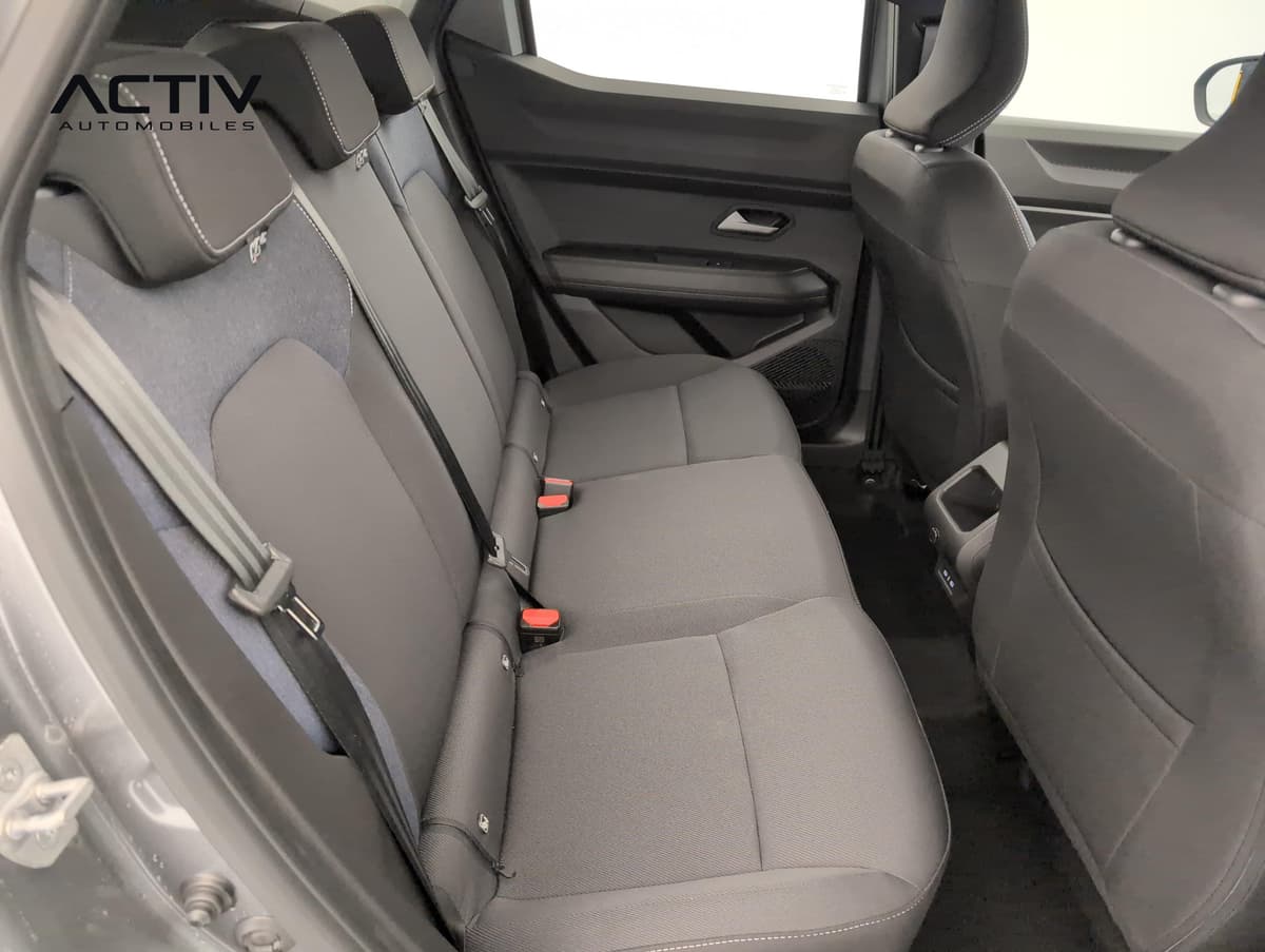 Dacia Duster : banquette arrière en tissu avec empiècement denim, vue par la portière ouverte