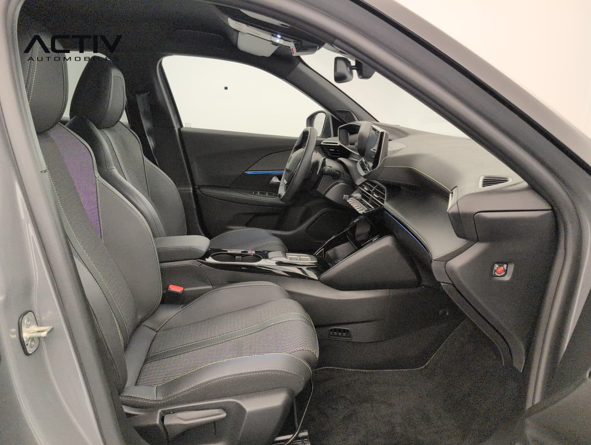 Peugeot 2008 : sièges avant et poste de conduite vus depuis la portière passager ouverte