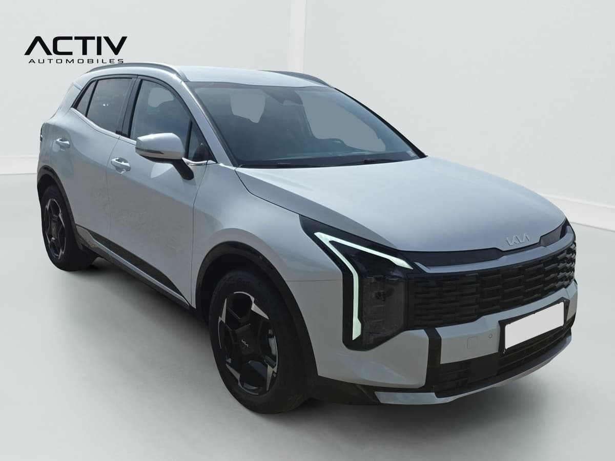 Kia Sportage : véhicule vu de l'avant trois quarts droit, avec feux de jour à LED verticaux