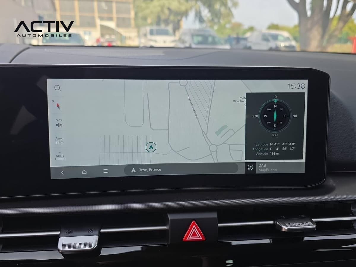 Kia Sportage : écran tactile large affichant la navigation et une boussole