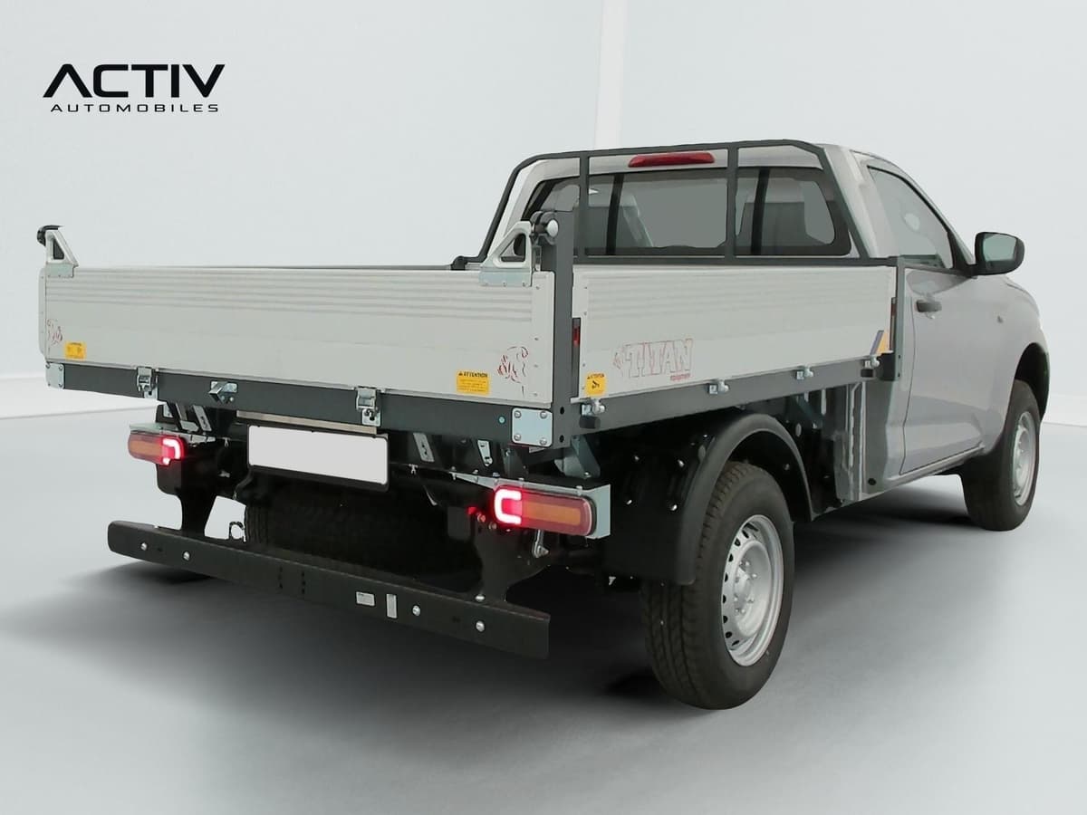 Isuzu D-MAX : arrière trois quarts droit avec benne basculante grise à ridelles