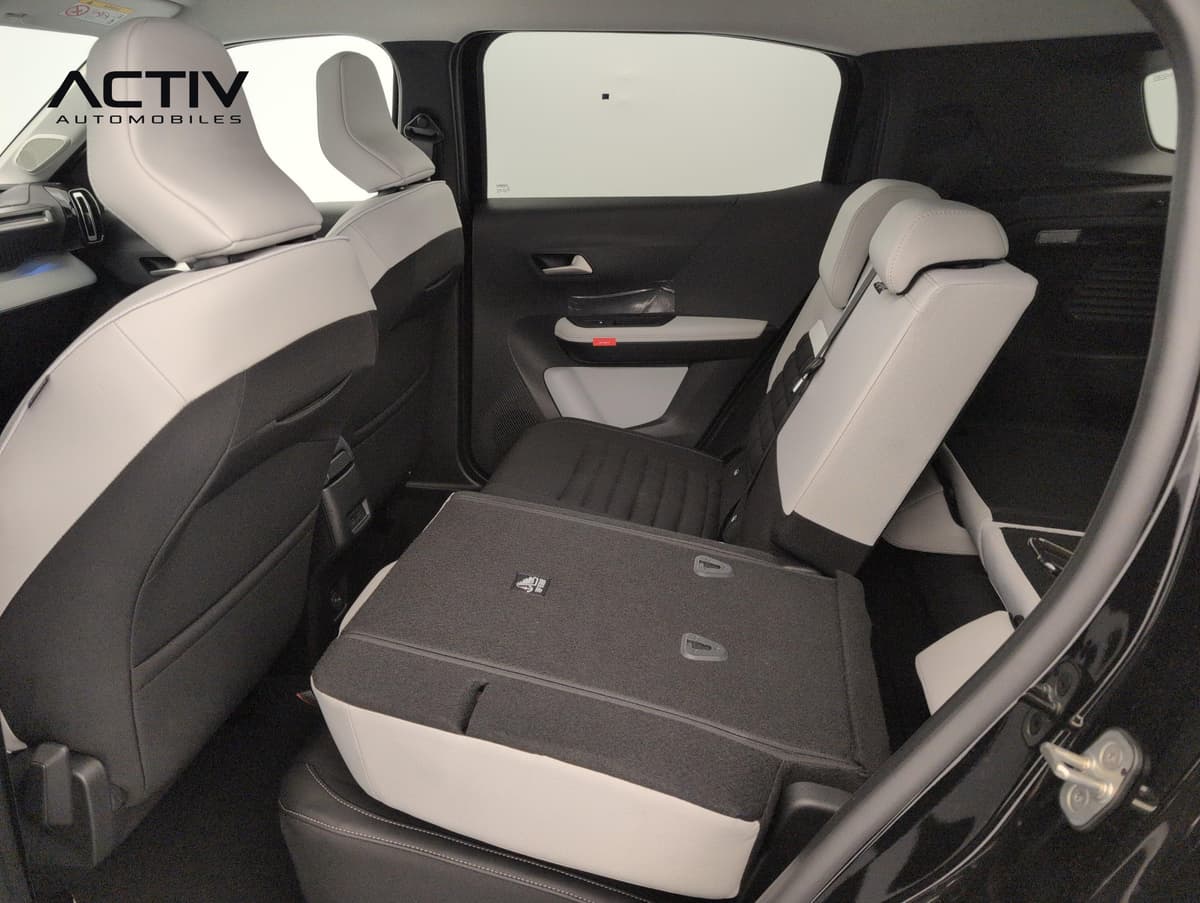 Citroën C3 Aircross : banquette arrière avec dossier fractionné rabattu, vue par la portière ouverte