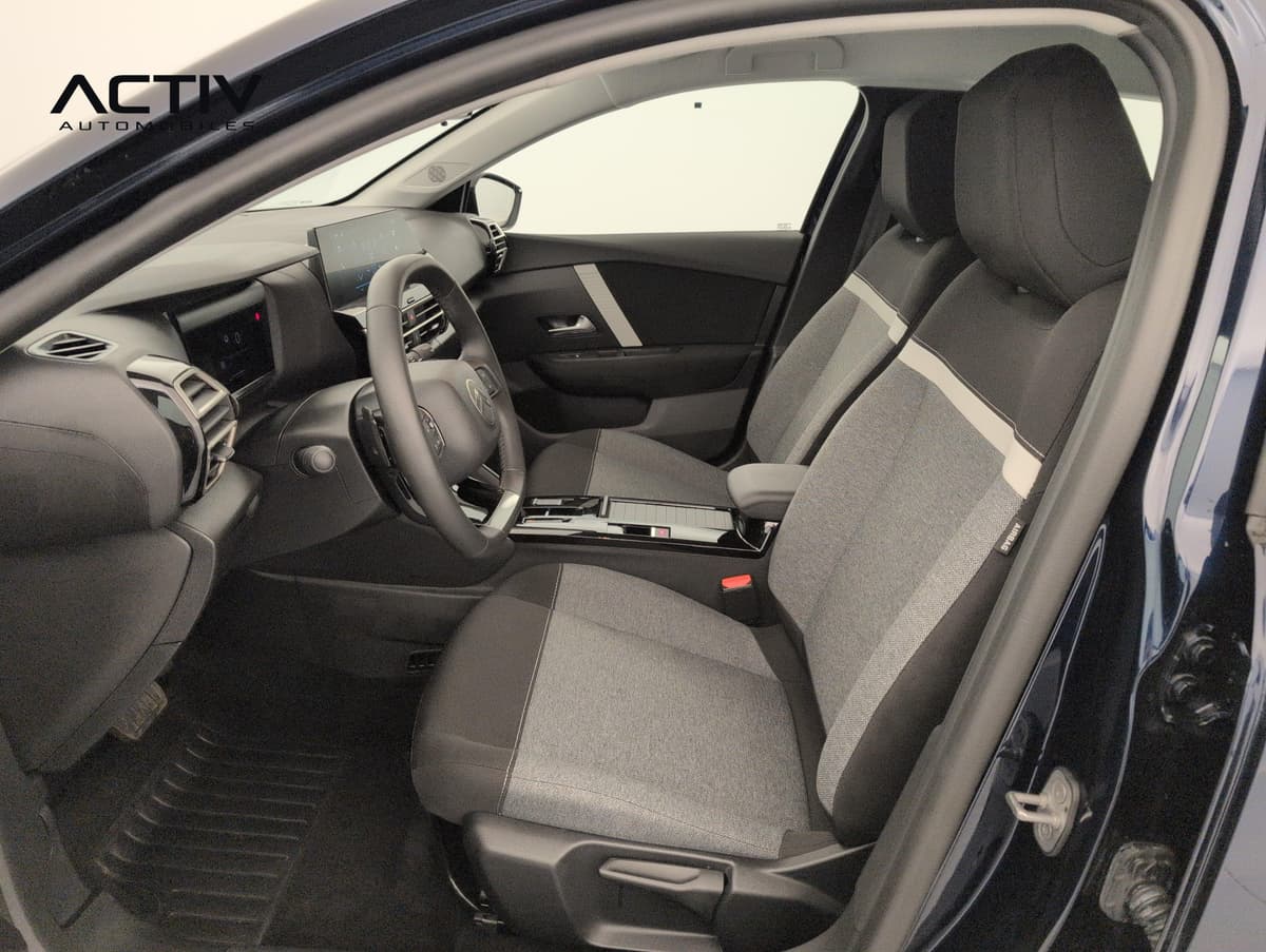 Citroën C4 : habitacle avant côté conducteur avec siège en tissu gris et noir et volant