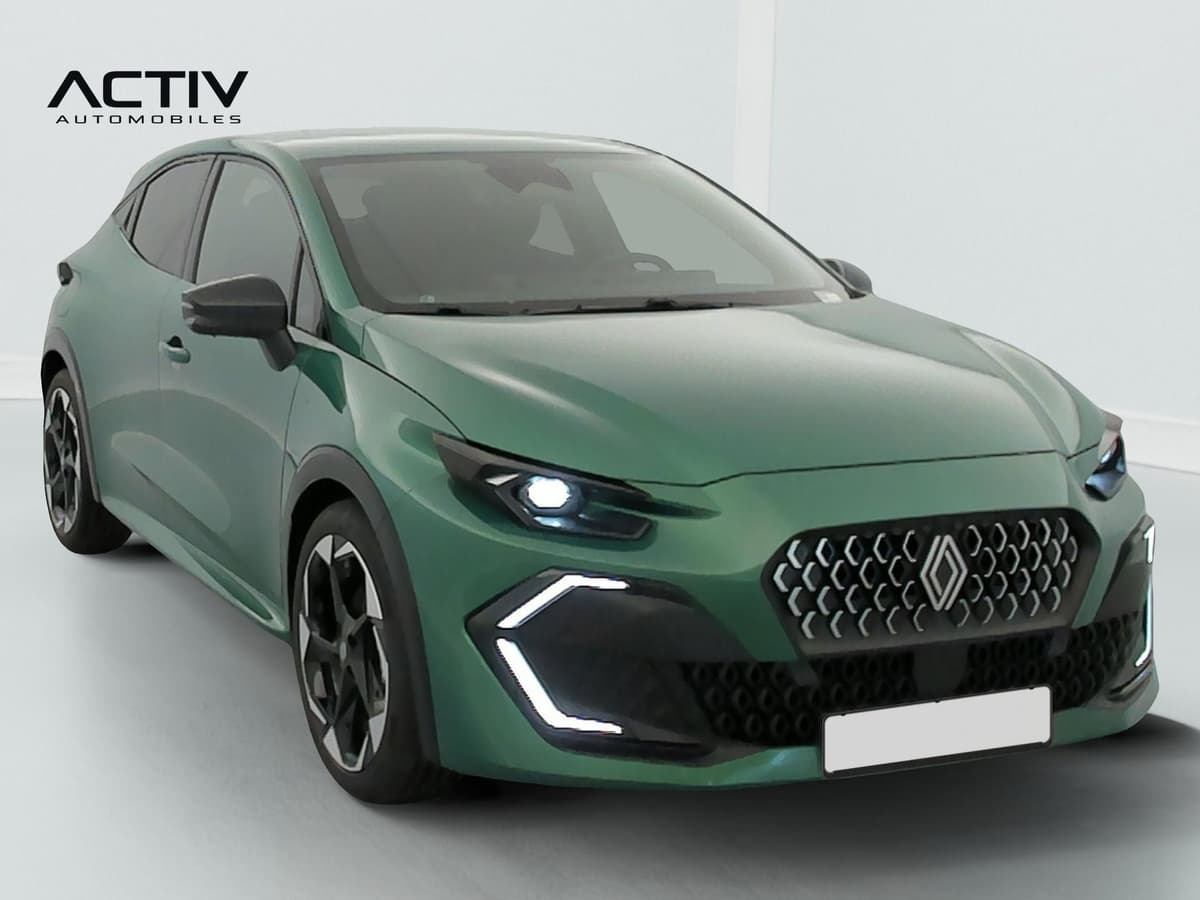 Renault Clio 6 : face avant et côté droit d'une citadine verte avec projecteurs allumés