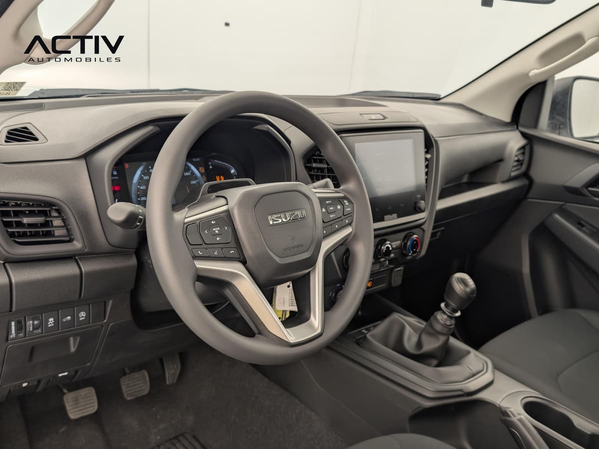 Isuzu D-MAX : habitacle avant côté conducteur avec volant, écran tactile et levier de vitesses manuel