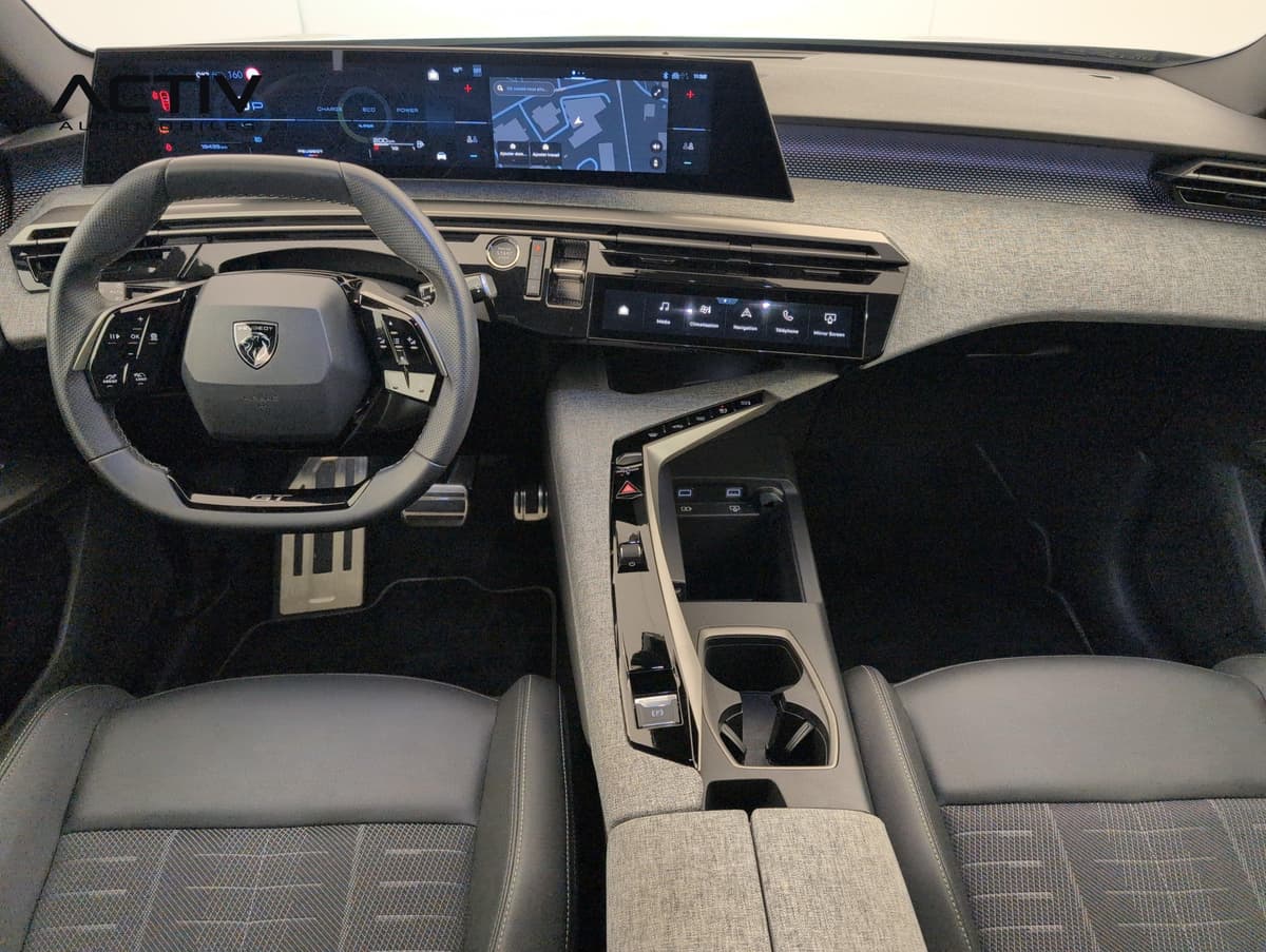 Peugeot 3008 : planche de bord avec écran panoramique incurvé, petit volant et console centrale