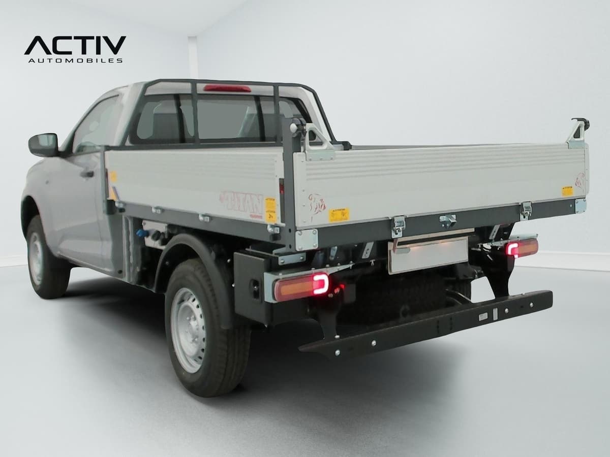 Isuzu D-MAX : arrière trois quarts gauche avec plateau benne aluminium et jante acier