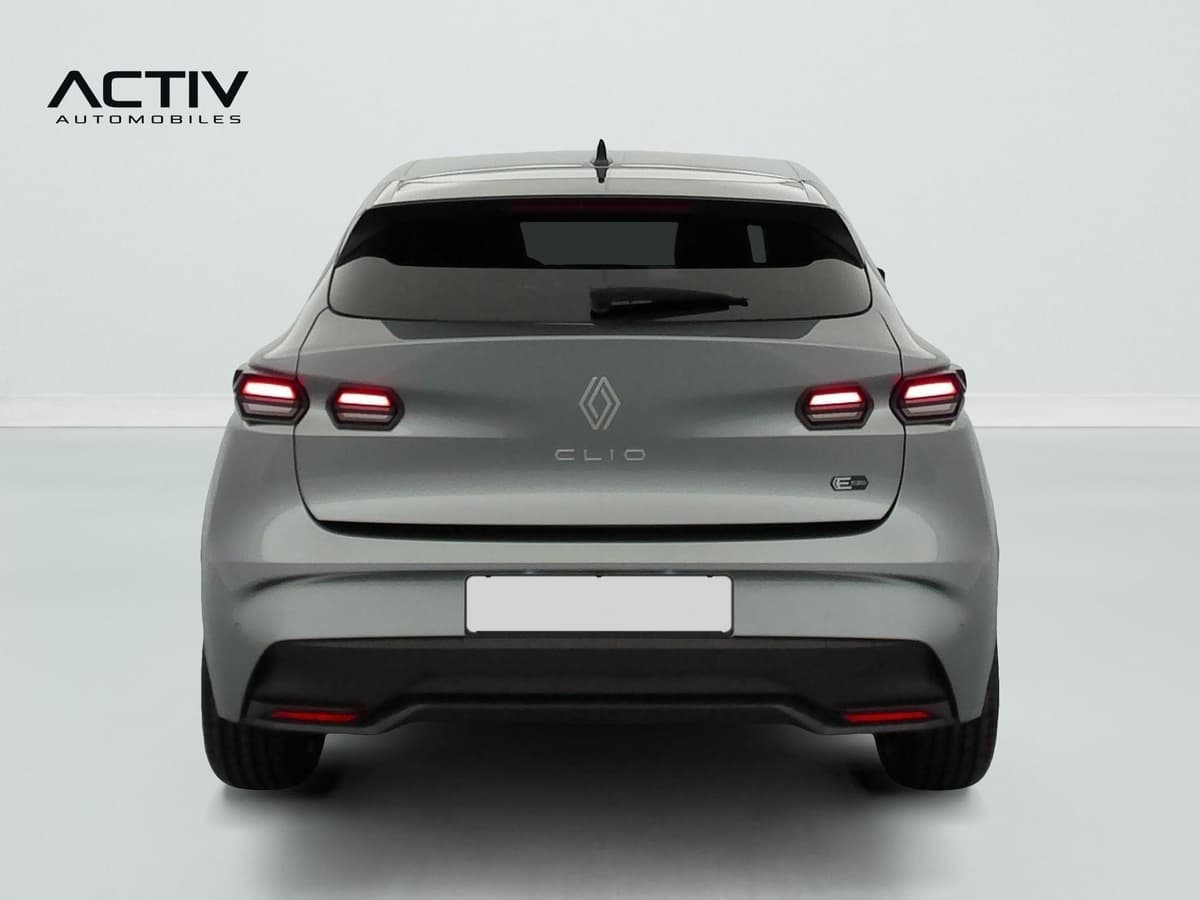 Renault Clio 6 : face arrière grise avec feux à LED, lunette surteintée et antenne requin