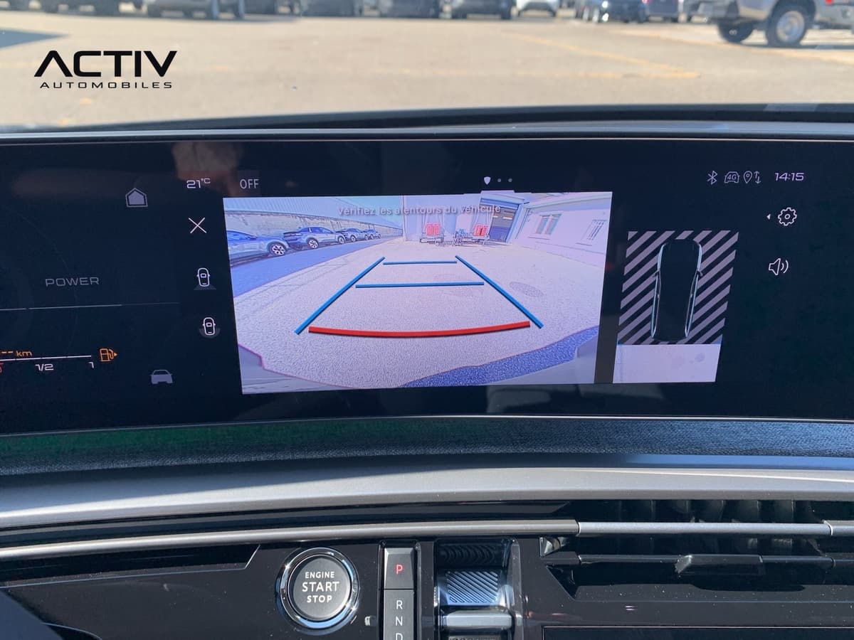 Peugeot 5008 : image de la caméra de recul sur l'écran panoramique incurvé avec lignes de guidage