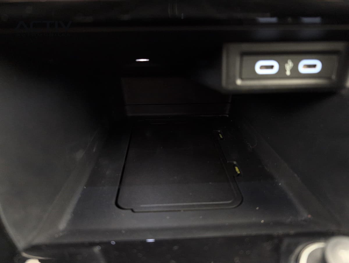 Volkswagen T-cross : espace de rangement avec zone de recharge pour smartphone et deux prises USB-C