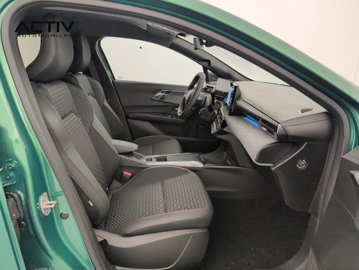 Renault Clio 6 : habitacle avant côté passager avec siège en tissu matelassé noir