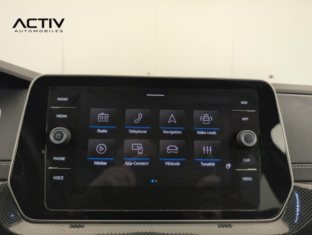 Volkswagen T-cross : écran tactile central avec menu radio, téléphone, navigation et App-Connect