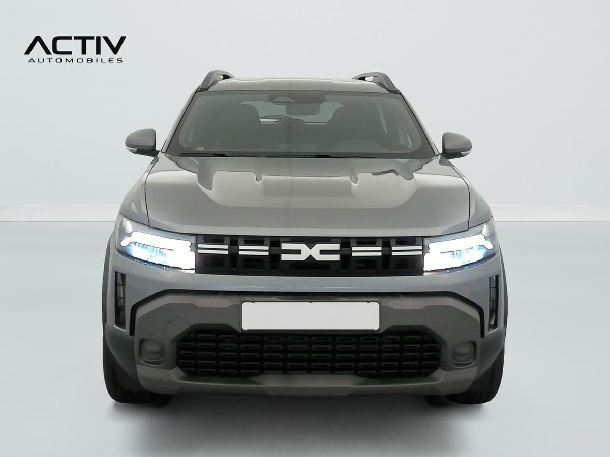 Dacia Duster : face avant grise avec calandre, optiques à LED et barres de toit