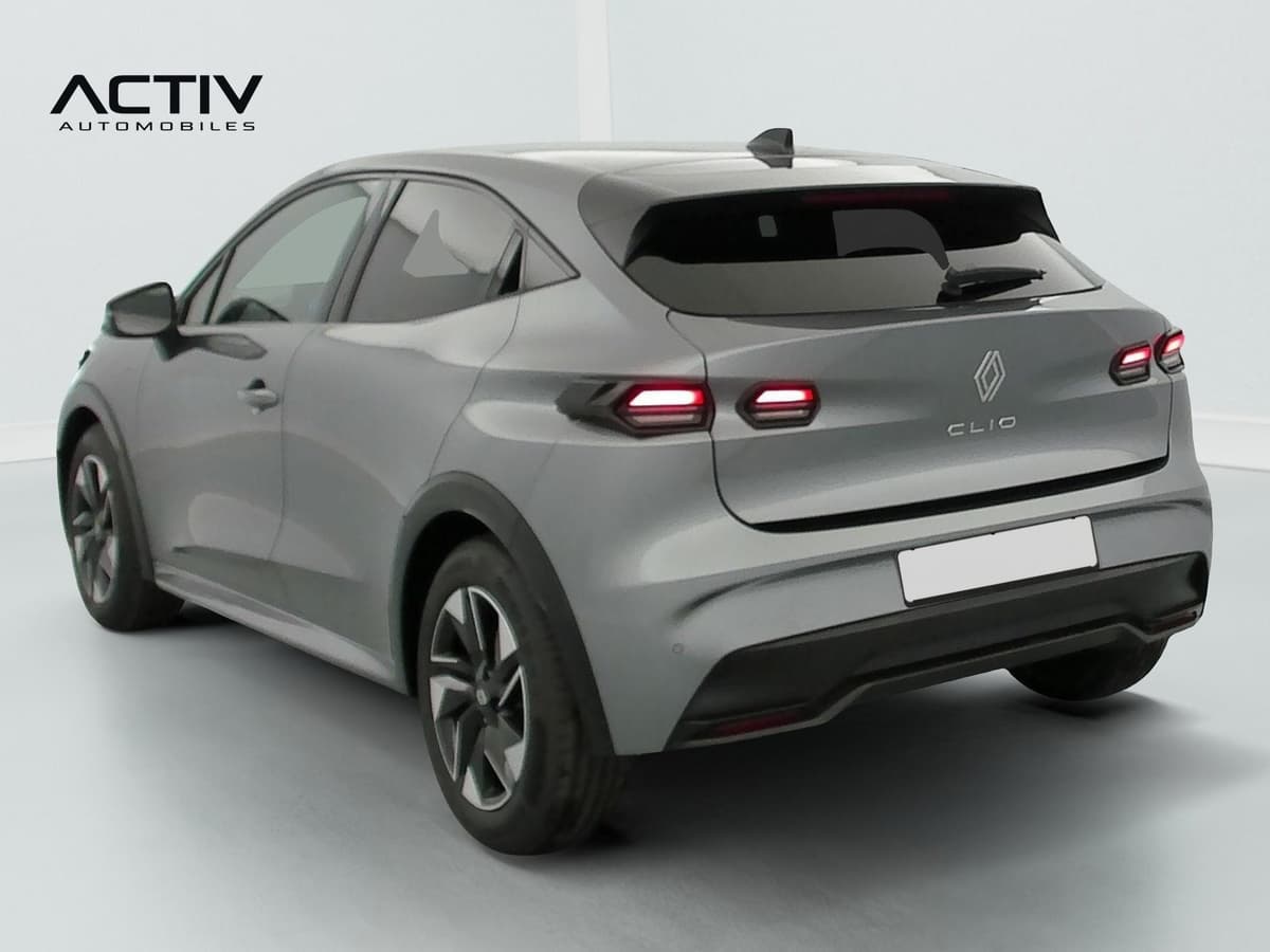 Renault Clio 6 : vue arrière trois quarts gauche avec feux allumés et jantes bicolores