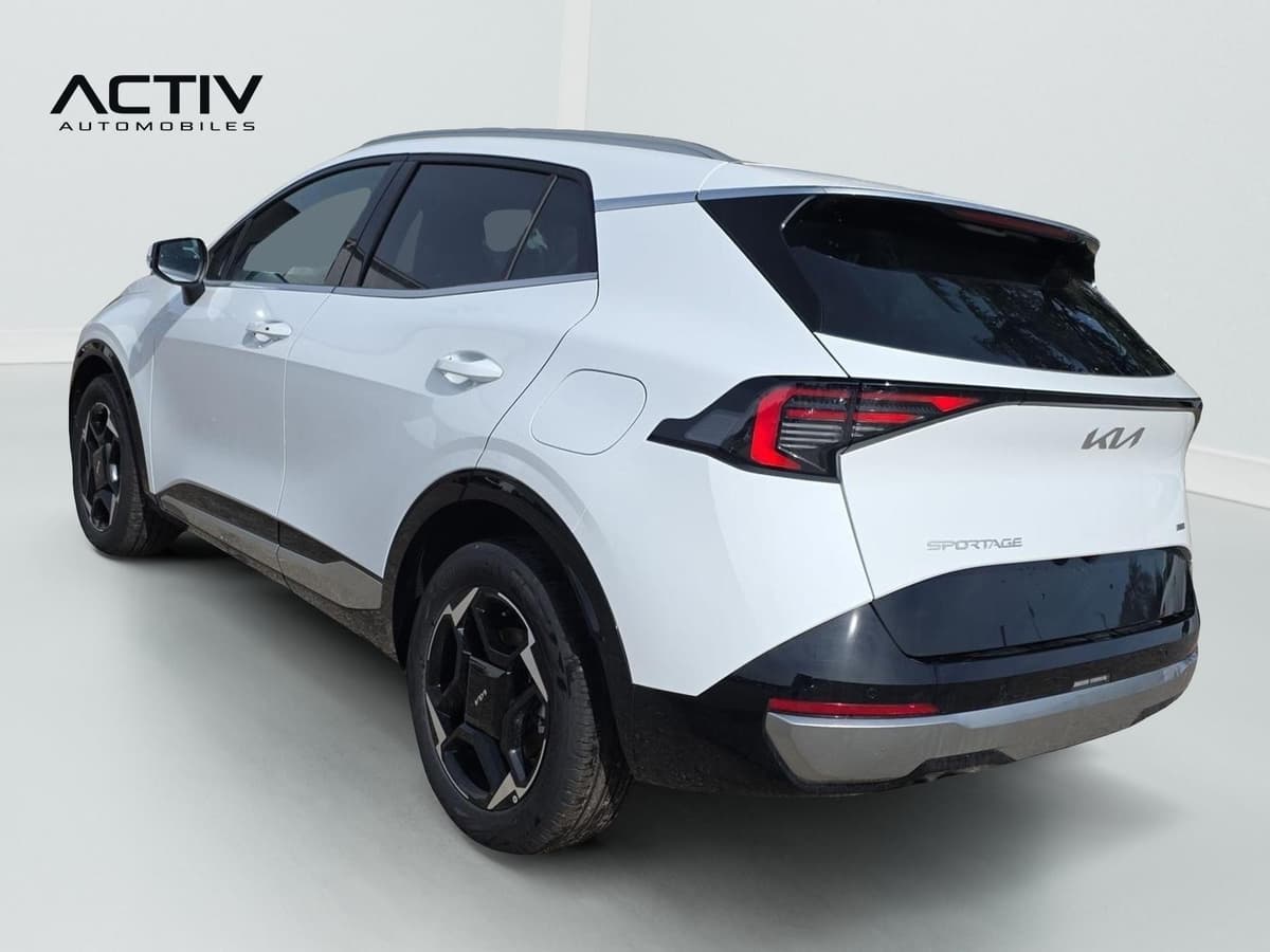 Kia Sportage : arrière trois quarts gauche avec feu arrière et jantes noires
