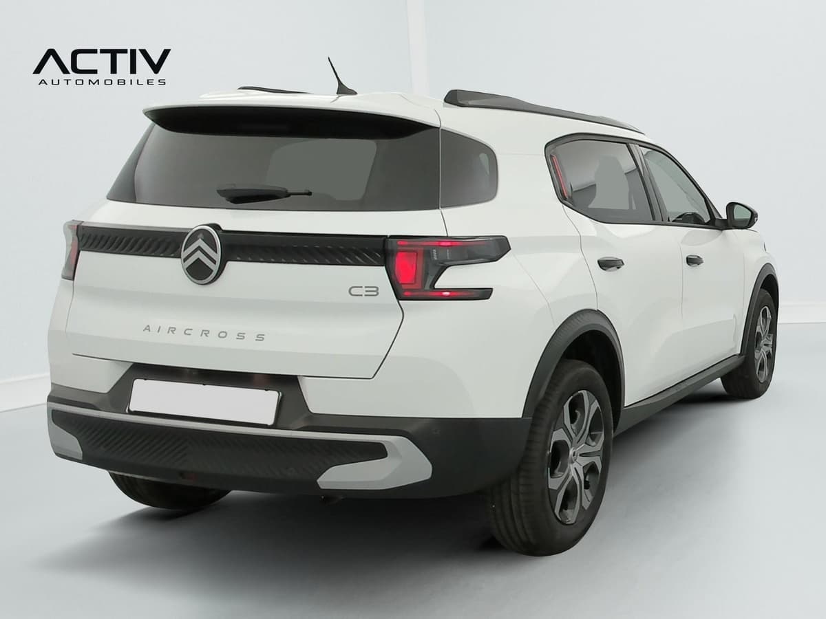 Citroën C3 Aircross : vue arrière trois quarts droit d'un SUV blanc avec barres de toit noires