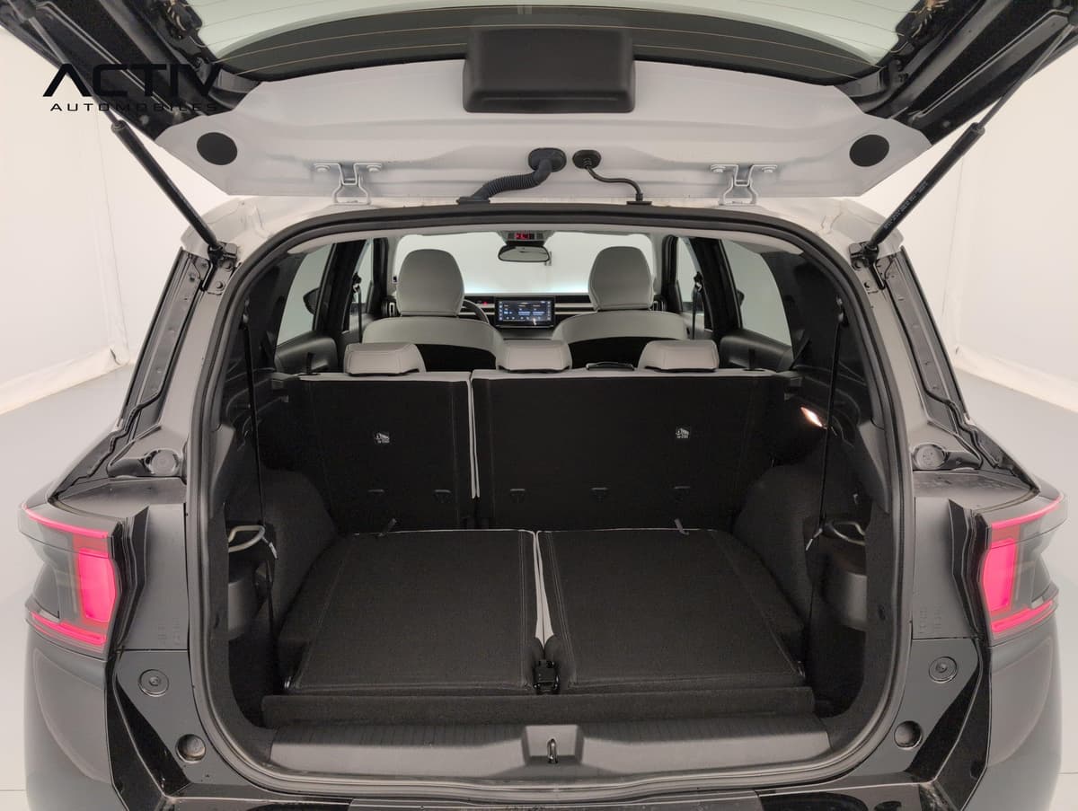 Citroën C3 Aircross : coffre ouvert avec banquette rabattue et appuis-tête gris clair