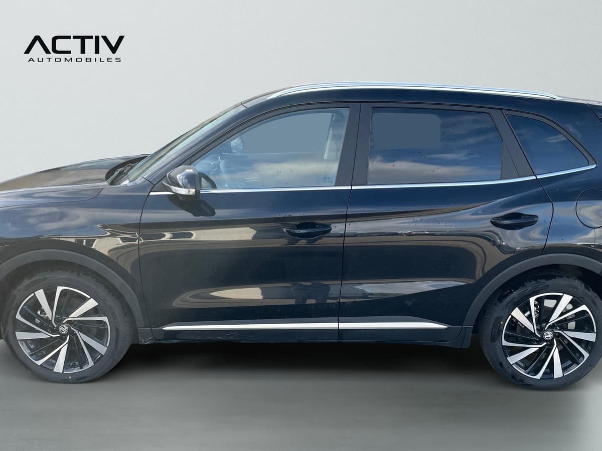 Mg ZS : profil gauche du SUV noir avec jantes alliage bicolores et rail de toit