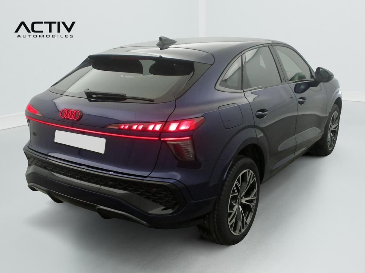 Audi Q3 Sportback Hybride : vue arrière trois quarts droit avec feux à LED allumés et jantes alliage