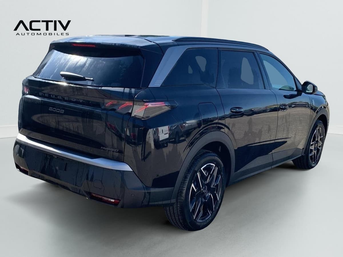 Peugeot 5008 : vue arrière trois quarts droit d'un SUV noir avec jantes alliage bicolores