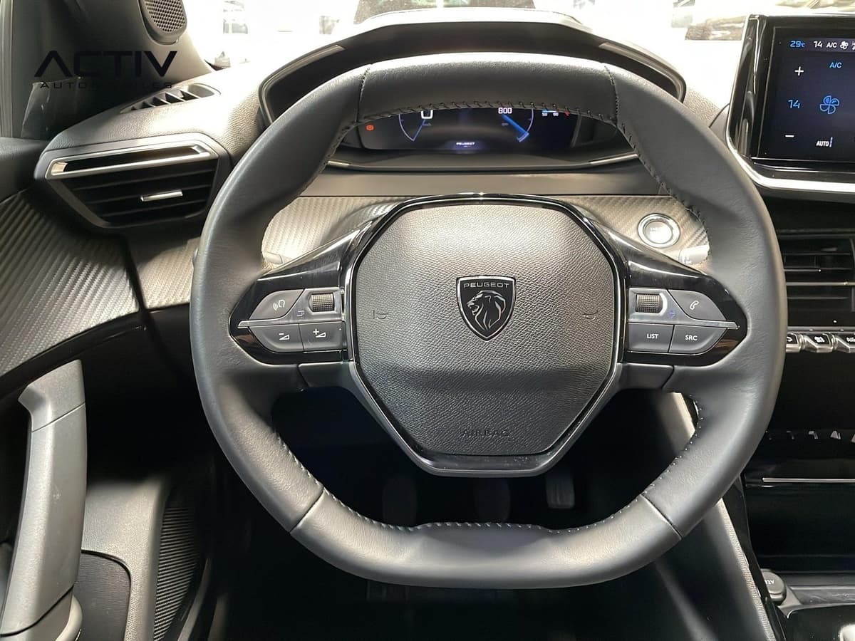 Peugeot 2008 : volant compact avec commandes multimédia et combiné numérique au-dessus