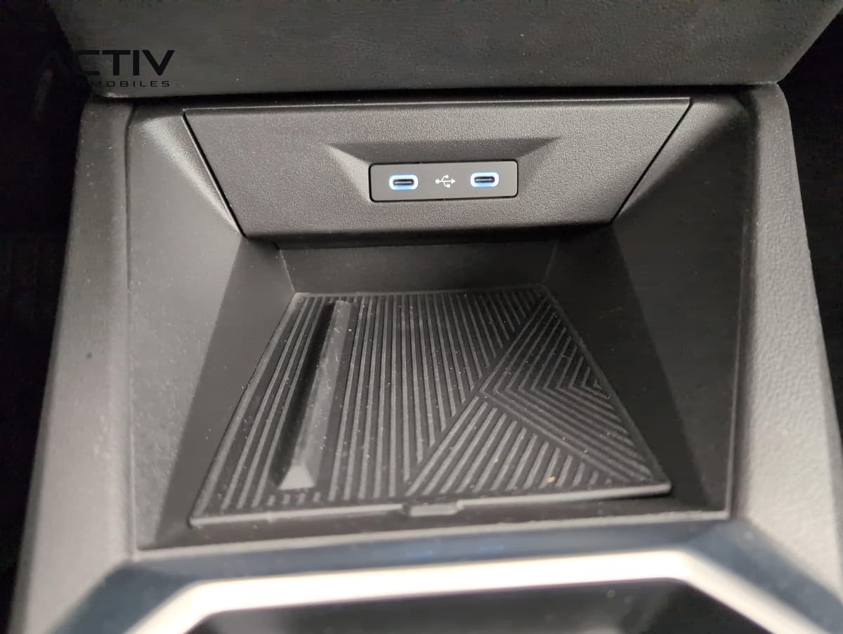 Renault Clio 6 : rangement de console avec deux prises USB-C et tapis antidérapant strié