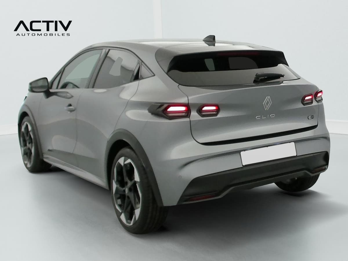 Renault Clio 6 : vue arrière trois quarts gauche avec feux, vitres surteintées et jantes bicolores