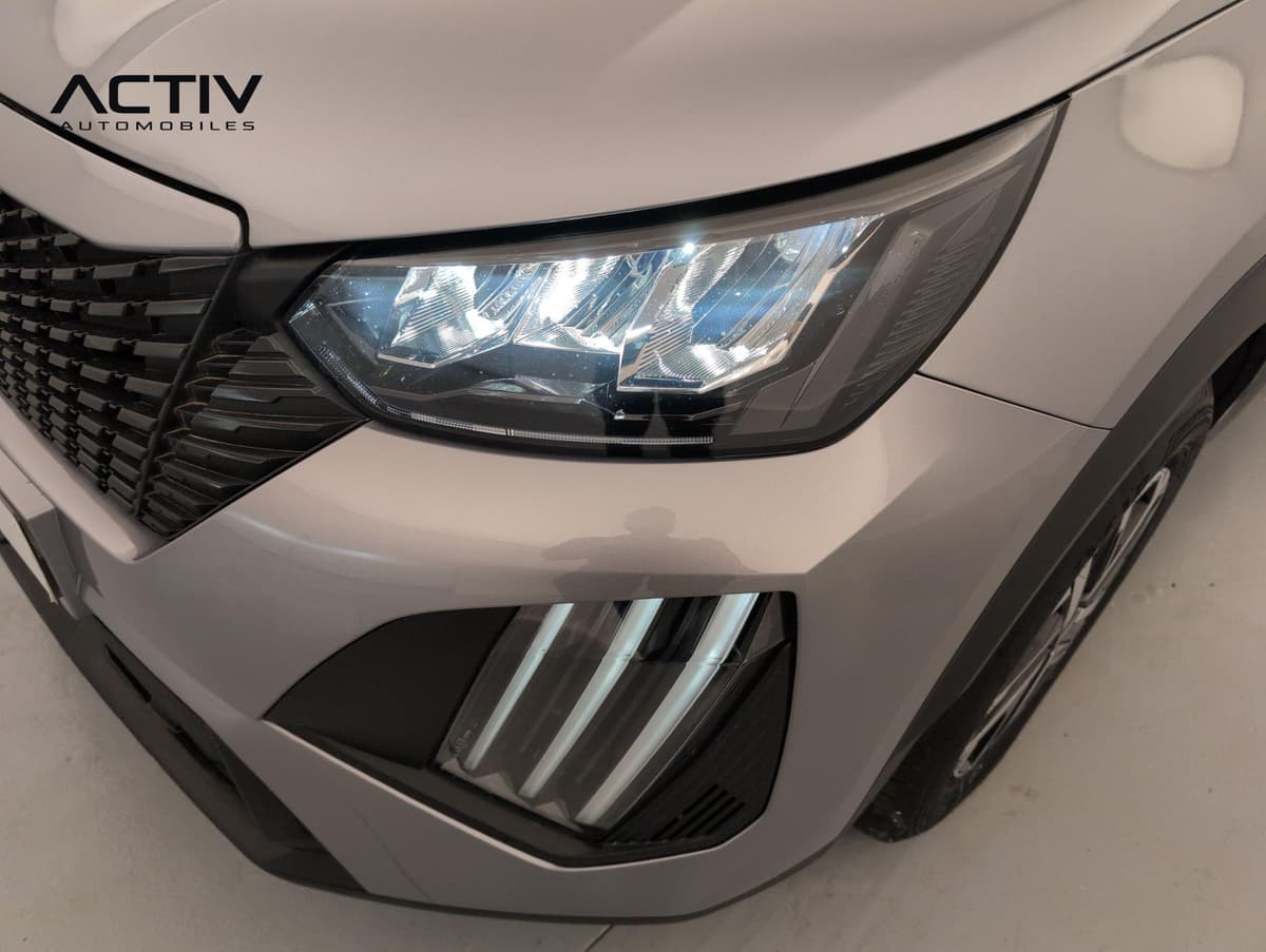 Peugeot 2008 : projecteur à LED et feux de jour à trois griffes sur le pare-chocs avant