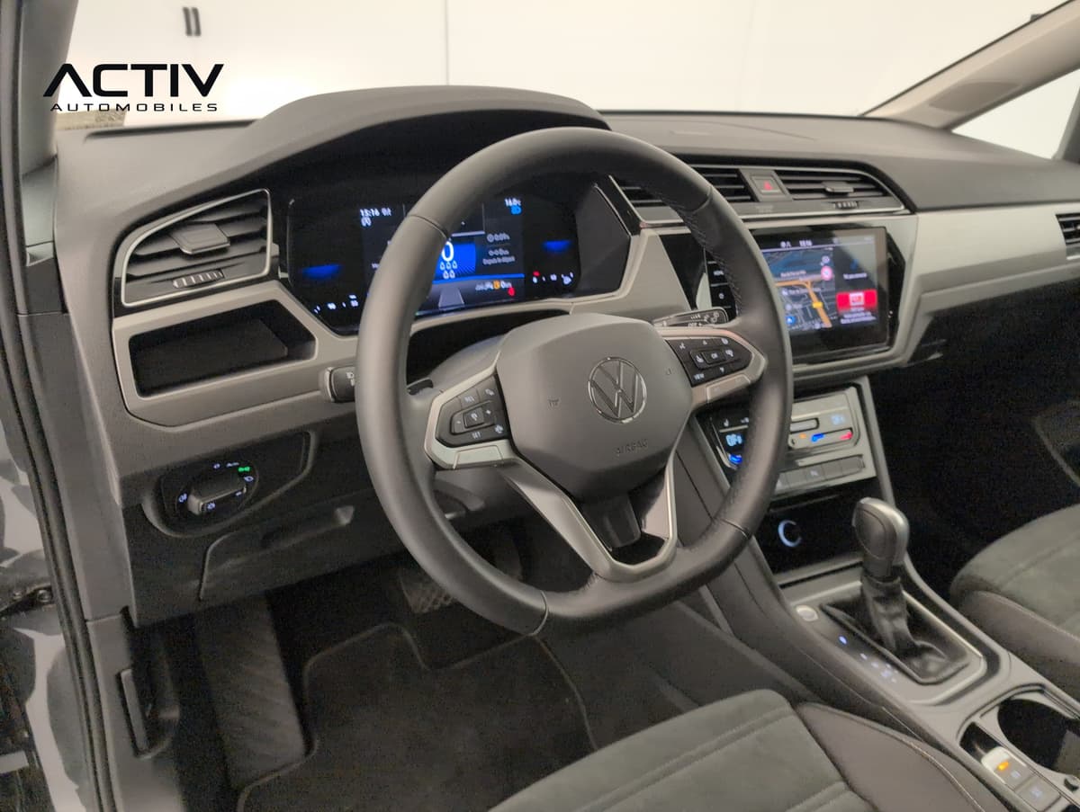 Volkswagen Touran : poste de conduite avec volant, combiné numérique, écran tactile et levier de vitesses