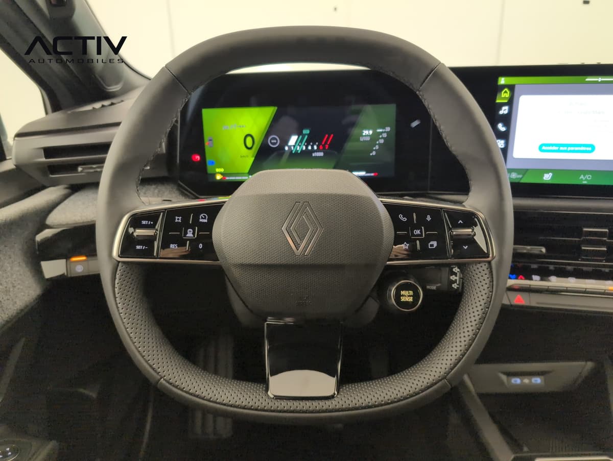 Renault Clio 6 : volant avec commandes au pouce et écran d'instrumentation derrière