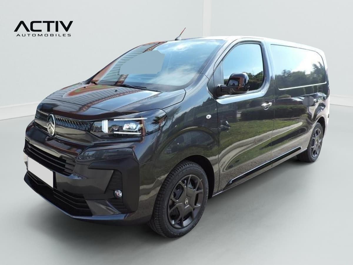 Citroën Jumpy Fourgon : fourgon vu de trois quarts avant gauche, jantes noires et baguettes latérales