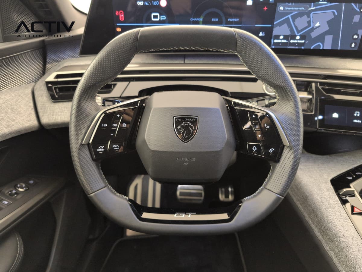 Peugeot 3008 : volant compact en cuir perforé avec commandes intégrées et badge GT