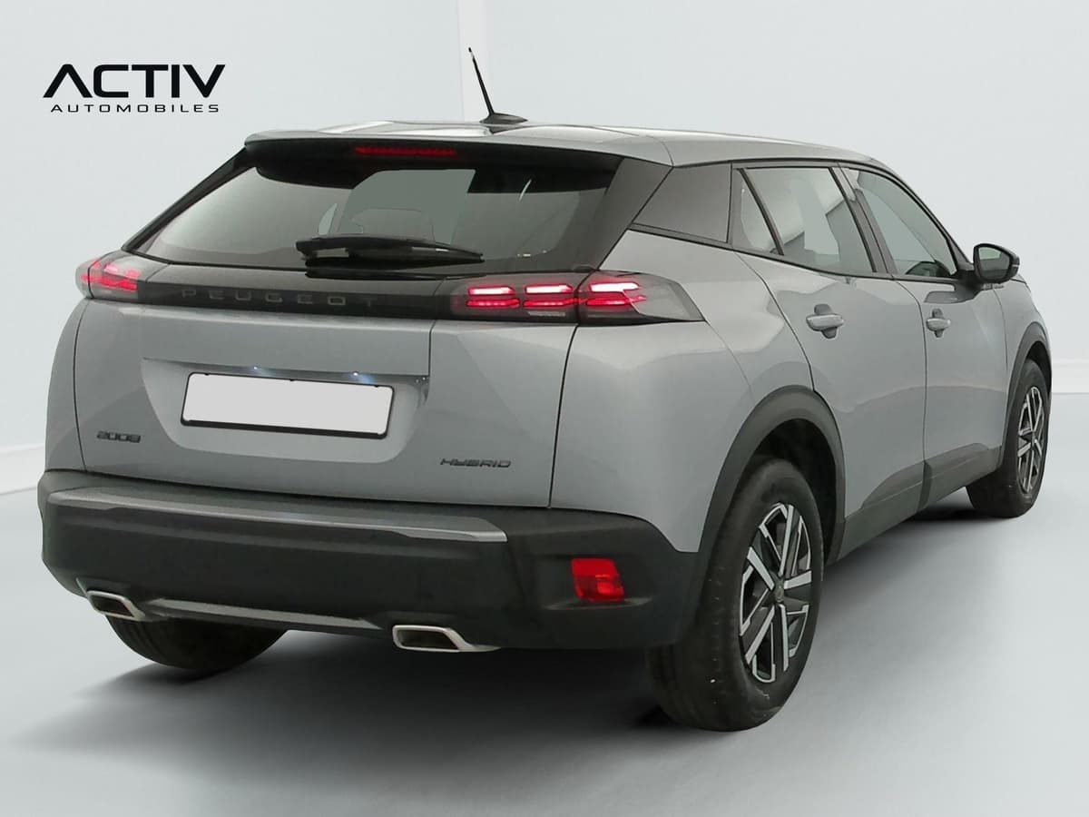 Peugeot 2008 : vue arrière trois quarts droit avec feux à LED et double sortie d'échappement
