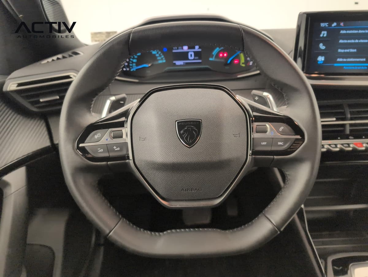 Peugeot 2008 : volant compact en cuir avec commandes intégrées, combiné d'instruments au-dessus