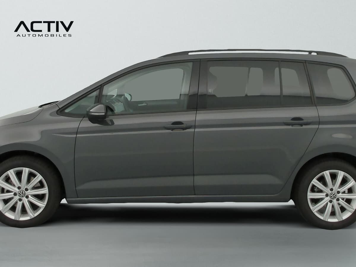 Volkswagen Touran : profil gauche du monospace gris avec jantes alliage et rampe de pavillon