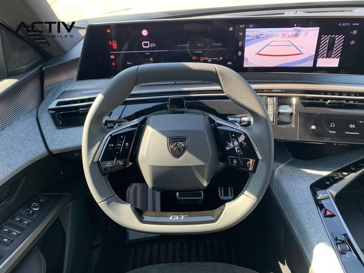Peugeot 5008 : volant compact à commandes intégrées devant l'écran panoramique incurvé