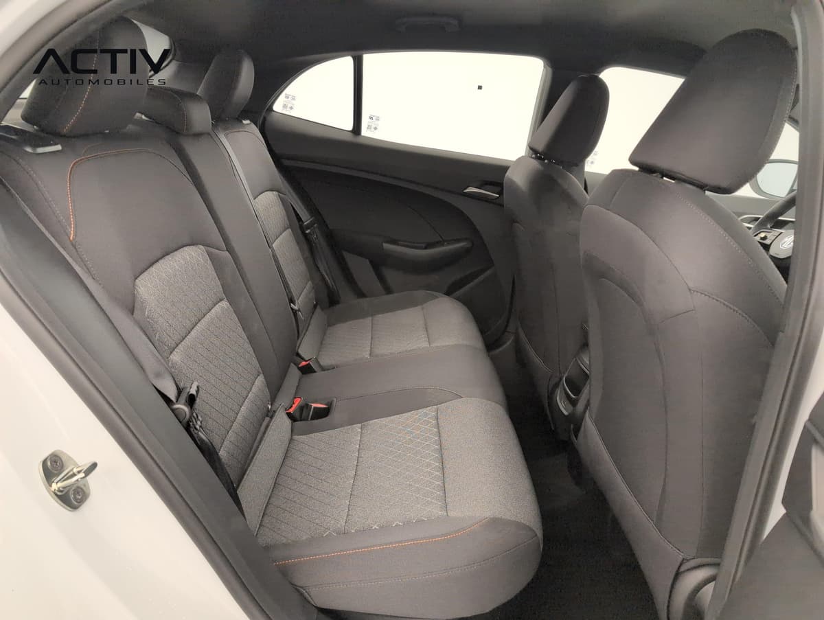Mg MG3 : banquette arrière en tissu noir vue par la portière arrière gauche ouverte