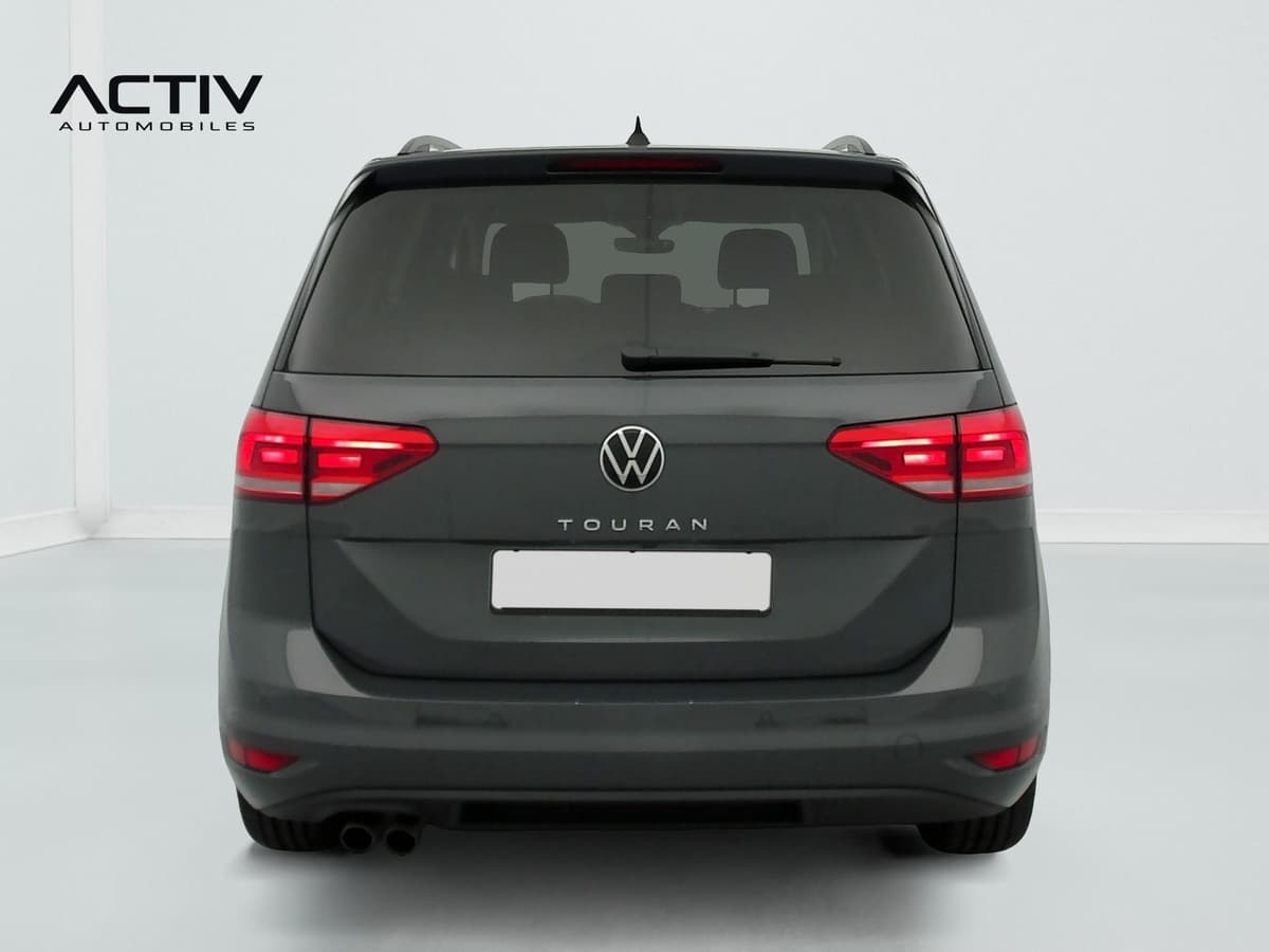 Volkswagen Touran : face arrière grise avec feux rouges, rampe de pavillon et double sortie d'échappement
