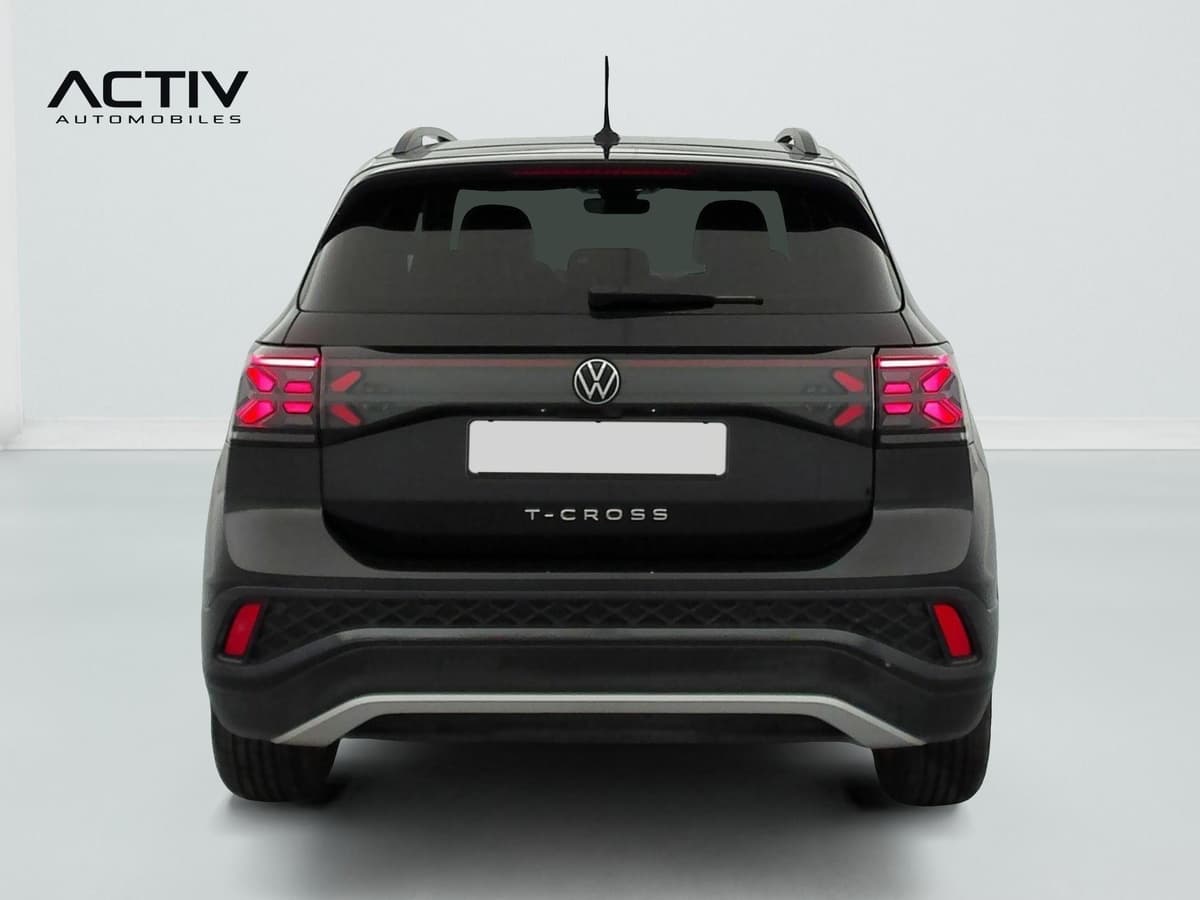 Volkswagen T-cross : face arrière avec feux allumés, essuie-glace arrière et rampes de pavillon